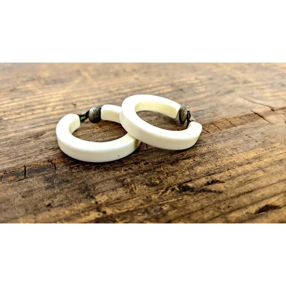 Vintage ivory resin round metal clip on earrings - Picture 3 of 4